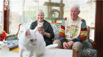 Ingrid und Hans-Jürgen Domhardt lieben Katzen wie den tauben Max im Vordergrund.