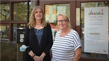 Ingrid Zahn (rechts) leitet das Familienzentrum an der Louise-Schroeder-Straße und sucht mit Awo-Projektleiterin Ute Stegemann dringend Honorarkräfte für den niedrigschwelligen Lesen-und Schreiben-Lern-Kursus für Erwachsene.