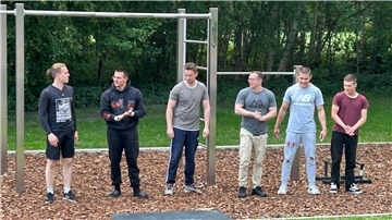 Initiator Birger Sindt (links) mit Freunden, die dankbar sind für den Calisthenics-Park in Selsingen.