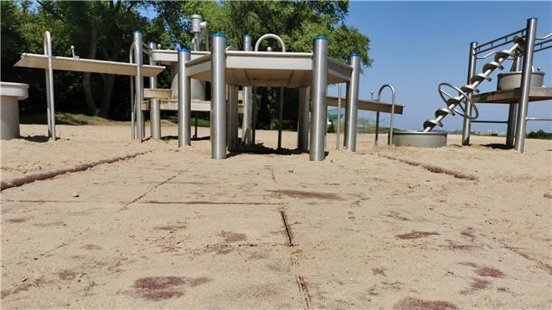 Das Wasserspielgerät am Nordenhamer Strand.