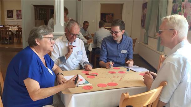 So verlief der Inklusionsworkshop der Konrad-Adenauer-Stiftung in Ovelgönne Verschiedene Menschen sitzen an einem Tisch.