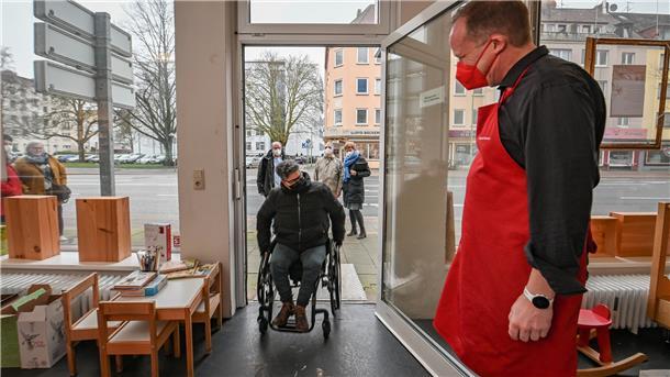 Inklusives Netzwerk Bremerhaven und City Skipper wollen die Innenstadt noch weiter hin zu einem inklusiven Quartier entwickeln. Zunächst sind erst einmal die Barrieren für Kunden im Blick. Silvana Nowacki und Burkhard Stamer in Jacques´Weindepot tauschen sich aus.