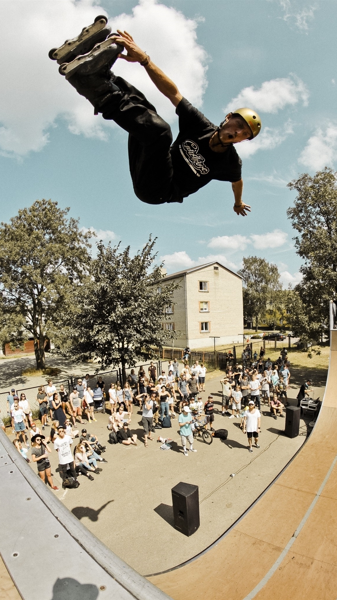 Er zählt zu den erfolgreichsten Inlineskatern Inlineskater Jo Zenk zeigt sein Können in der Halfpipe. Er möchte mehr Menschen fürs Inlinern begeistern.