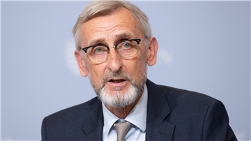 Innenminister Armin Schuster lehnt nach AfD-Einstufung anlasslose Gesinnungsprüfung für Beamte mit AfD-Mitgliedschaft ab. (Archivbild)