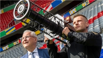 Innenminister Joachim Herrmann (CSU) nimmt vor der Fußball-EM 2024 an der Vorführung eines Drohnenabwehrsystems teil. 