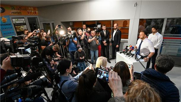 Regierungschef Fico nach Attentat weiter in Lebensgefahr Innenminister Matus Sutaj Estok informiert auf einer Pressekonferenz. Das Attentat auf Fico hat nach Einschätzung der Regierung ein „klar politisches Motiv“.