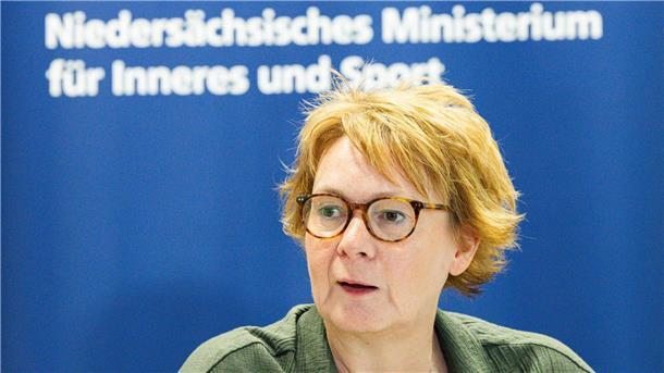 Eine ältere Frau mit Brille, dahinter die Aufschrift „Niedersächsisches Ministerium für Inneres und Sport“.
