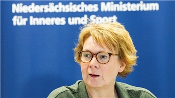 Eine ältere Frau mit Brille, dahinter die Aufschrift „Niedersächsisches Ministerium für Inneres und Sport“.