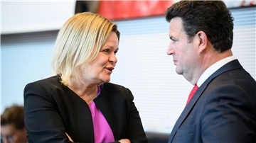 Innenministerin Nancy Faeser (l) und Arbeitsminister Hubertus Heil (beide SPD) wollen KIs im Arbeitsumfeld einsetzen.