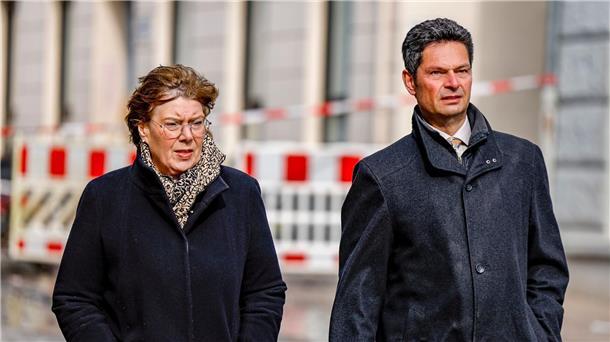 Innenministerin Sabine Sütterlin-Waack und Flensburgs Oberbürgermeister Fabian Geyer am Unglücksort.