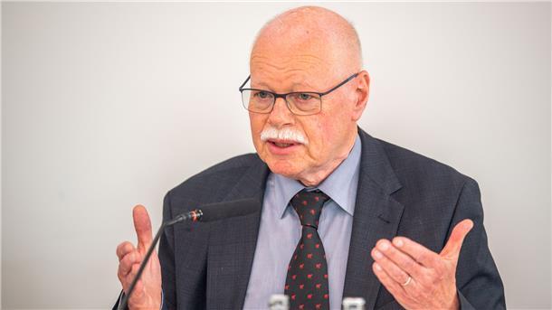 Innensenator Ulrich Mäurer sieht mit Sorge auf die aktuelle Entwicklung. Inflation, steigende Preise, knappes Gas, steigende Zinsen und drohende Jobverluste seien eine „hochgefähliche Mischung“ für die Gesellschaft.