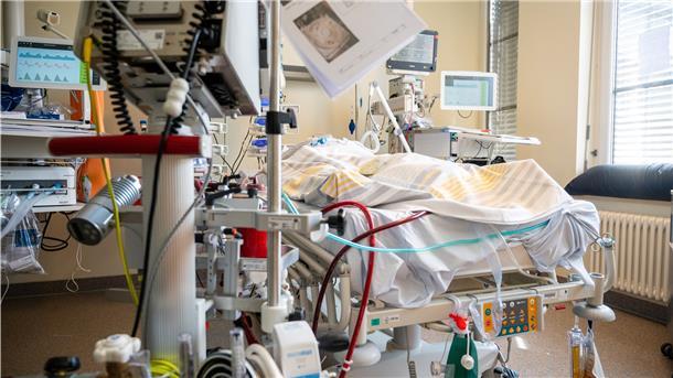 Corona überstanden – und längst noch nicht gesund Ins künstliche Koma verlegt und beatmet zu werden, nicht zu wissen, ob man wieder aufwacht – auch mit solchen Ängsten müssen Covid-19-Patienten zurechtkommen.