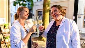 Insa Scherzinger (Theresa Underberg, l.) und Melanie Harms (Tina Pfurr, r.) haben allen Grund zu feiern: Nach einem existentiellen Schock können die beiden Apothekerinnen endlich aufatmen.