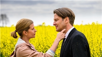 Insa (Theresa Underberg) und Habedank (Holger Stockhaus) kommen sich im Rapsfeld näher.