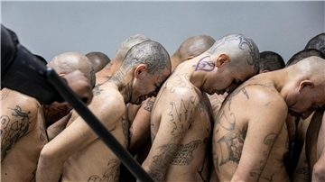 Insassen, die von den Behörden als Bandenmitglieder identifiziert wurden, werden in Tecoluca in das Gefängnis für Terrorismus gebracht. Das Foto wurde von der Pressestelle des Präsidenten von El Salvador zur Verfügung gestellt.