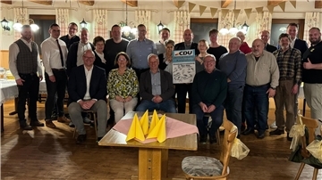 Insgesamt 16 Gründungs- bzw. Reaktivierungsmitglieder des Karlshöfener Ortsverbandes der CDU im Gasthaus zur Kreuzkuhle.