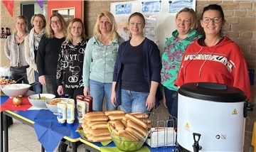 Insgesamt 235 Hotdogs wurden von Müttern und Vätern vorbereitet und ausgegeben. 