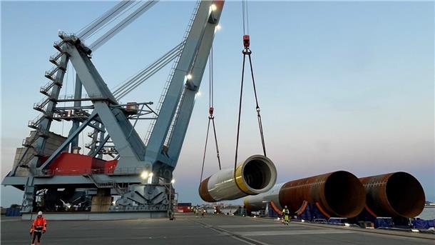 Insgesamt 78 Monopiles produziert Steelwind für einen polnischen Windpark. Die ersten wurden jetzt verladen. 