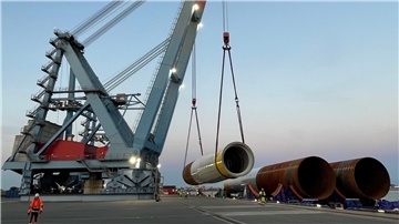 Insgesamt 78 Monopiles produziert Steelwind für einen polnischen Windpark. Die ersten wurden jetzt verladen. 