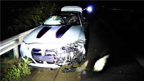 Ein weißes Auto nach einem Unfall, sehr ramponiert. Insgesamt fünf Unfälle mit Verletzten im Landkreis Cuxhaven und auf der A27 (Foto): Die Cuxhavener Polizei mahnt zu Vorsicht, Aufmerksamkeit und nüchternem Fahren.