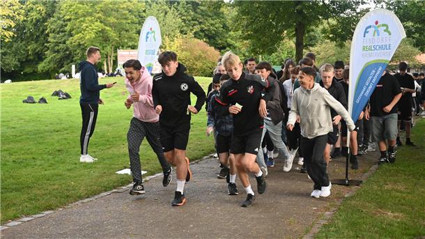 Insgesamt gingen gestern Vormittag rund 400 Schülerinnen und Schüler aus 15 Klassen der Bremervörder Findorff-Realschule an den Start.