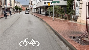 Insgesamt neun Fahrradpiktogramme hat die Stadt auf der Bahnhofstraße anbringen lassen.