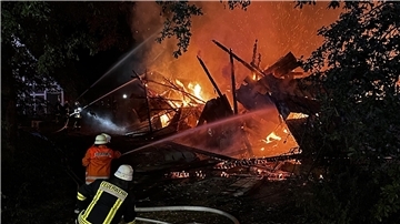 Insgesamt waren 57 Einsatzkräfte der Feuerwehren aus Nieder Ochtenhausen, Ostendorf, Bremervörde, Iselersheim, Alfstedt sowie Polizei und Rettungsdienst vor Ort im Einsatz.