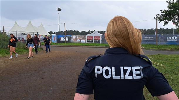 Deichbrand 2023: Wie der Rekordregen die Festival-Macher forderte Deichbrand Polizei