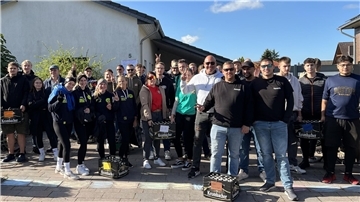 Gruppe von jungen Leuten mit Bierkästen