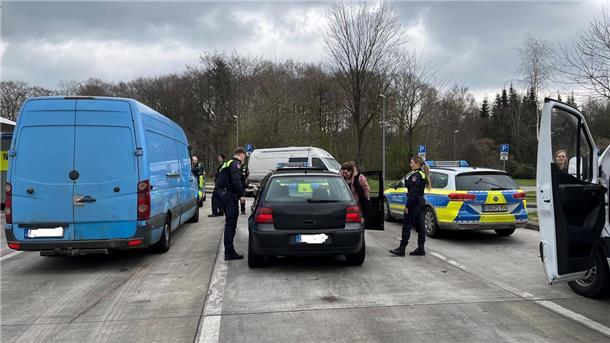 Insgesamt zehn Fahrer fischten Polizei und Zoll aus dem Verkehr, die nicht weiterfahren durften.