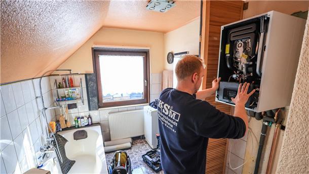 Einigung beim Verbot neuer Öl-und Gasheizungen Instalation einer modernen Gasbrennwerttherme in einem Einfamilienhaus.