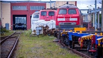 Instandgesetzte Container-Waggons stehen vor alten Diesel- und Elektro-Lokomotiven auf dem Freigelände vor der Reparaturwerkstatt der Baltic Port Services GmbH (BPS).
