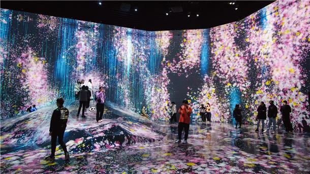 Interaktives Erlebnis: Die Kunstwerke vom teamLab bewegen sich frei durch die Räume, dehnen sich aus und beeinflussen sich gegenseitig. Und sie reagieren auf Bewegungen.