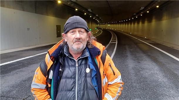 Bremerhaven feiert seinen Hafentunnel: Die schönsten Bilder von der Eröffnung Interessierte sich für technische Details: der ehemalige Lkw-Fahrer und Rentner Rolf Tieke