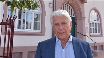 Mann vor altem Gebäude