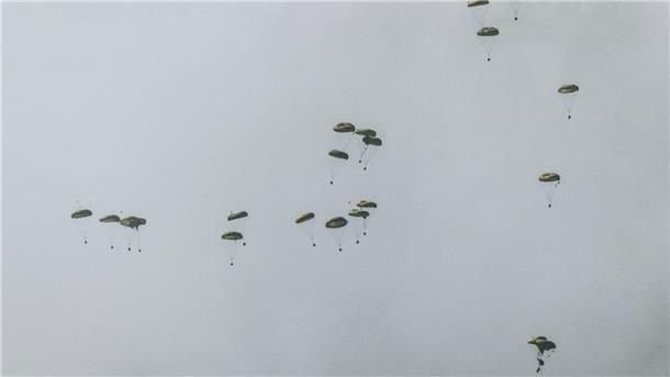 Tausende demonstrieren für Geiseln und gegen Netanjahu Internationale Flugzeuge, von Sderot aus betrachtet, werfen Hilfsgüter für die Palästinenser im nördlichen Gaza-Streifen ab.