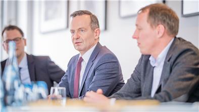 Interview mit Bundesverkehrsminister Volker Wissing (FDP) im Beisein des Bürgerschaftsabgeordneten Hauke Hilz (ebenfalls FDP, rechts). 