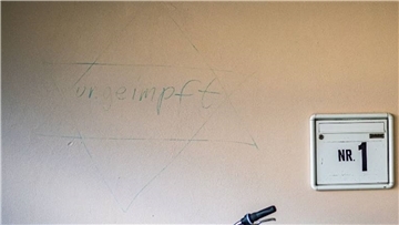 Inzwischen fast weggeschrubbt, aber noch leicht zu erkennen: der Judenstern (links) mit der Aufschrift „ungeimpft“ an der Wand der Kindertagesstätte Ellhornstraße in Geestemünde.