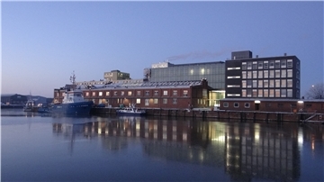 Inzwischen hat das AWI fünf Standorte. Zu Bremerhaven (hier im Bild) sind im Laufe der Jahre Potsdam, Helgoland und Sylt dazu gekommen. Jüngster Ableger ist das im Aufbau befindliche Helmholtz-Institut für Funktionelle Marine Biodiversität in Oldenburg. Es wurde 2017 gegründet.