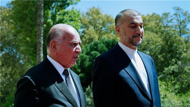 Iran: Protestführer festgenommen und Panzer verlegt Iraks Außenminister Fuad Hussein (l) und sein iranischer Kollege Hossein Amirabdollahian treffen sich zu Gesprächen.