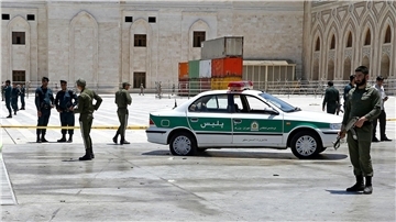 Iranische Polizisten in Teheran: Sicherheitsbehörden begründen Festnahmen üblicherweise mit dem Spionagevorwurf (Archivbild).
