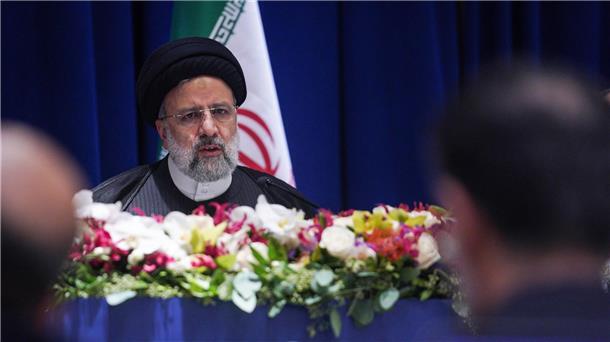 Irans Präsident Raisi stimmt versöhnliche Töne an Irans Präsident Ebrahim Raisi auf einer Pressekonferenz im Rahmen seines Besuchs bei der UN-Generalversammlung in New York.