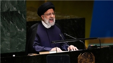 Irans Präsident Ebrahim Raisi spricht bei der 78. Sitzung der Generalversammlung der Vereinten Nationen im UN-Hauptquartier.