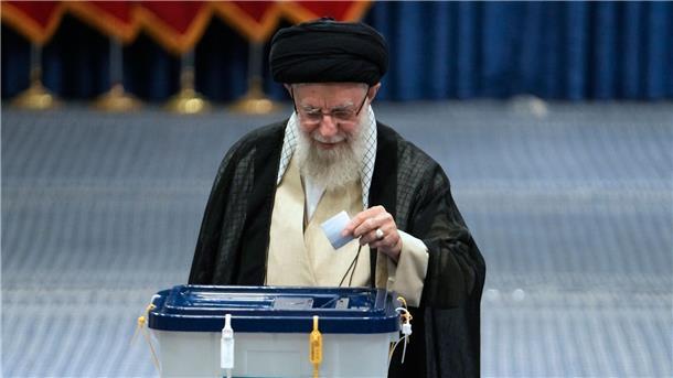 Nach Tod von Raisi: Iran wählt neuen Präsidenten Irans Religionsführer Ajatollah Ali Chamenei gibt bei der Eröffnung der Präsidentenwahl seinen Stimmzettel ab.
