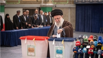 Irans Religionsführer Ajatollah Chamenei während seiner Stimmabgabe in Teheran.