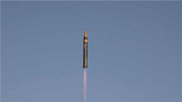 Iran stellt neue Mittelstreckenrakete vor Irans Streitkräfte haben eine neue Mittelstreckenrakete vorgestellt.