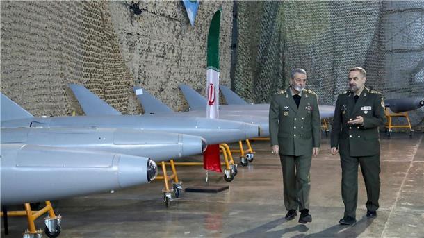 Nach Irans Großangriff: Schlägt Israel zurück? Irans Verteidigungsminister General Mohammed-Resa Aschtiani (r)spricht mit dem Befehlshaber der Armee, General Abdolrahim Mussawi, während einer Zeremonie zur Übergabe der im Inland gebauten Drohnen an die Armee.