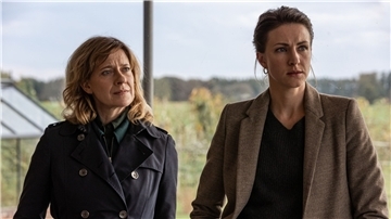 Irene Gaup (Caroline Peters, l) und Julia Jungklausen (Natalia Belitski, r) klären gemeinsam den Fall um eine verschwundene Romanautorin.