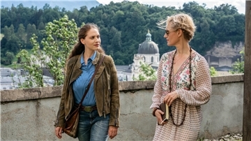 Irene Russmeyer (Fanny Krausz, l.) und Sabine Waibel (Paula Opitz) bei einem Spaziergang durchs Kapuzinerkloster.