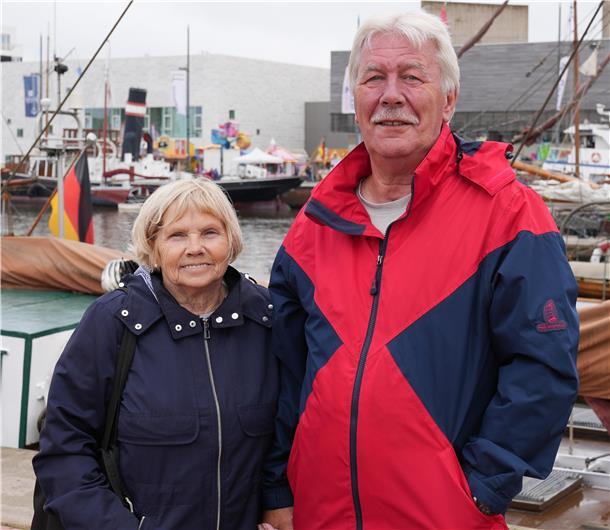 Irene und Harald Meyer aus Bremen besuchen gerne die Maritimen Tage in Bremerhaven. Besonders der Dampfer "Welle" hat es ihnen angetan.